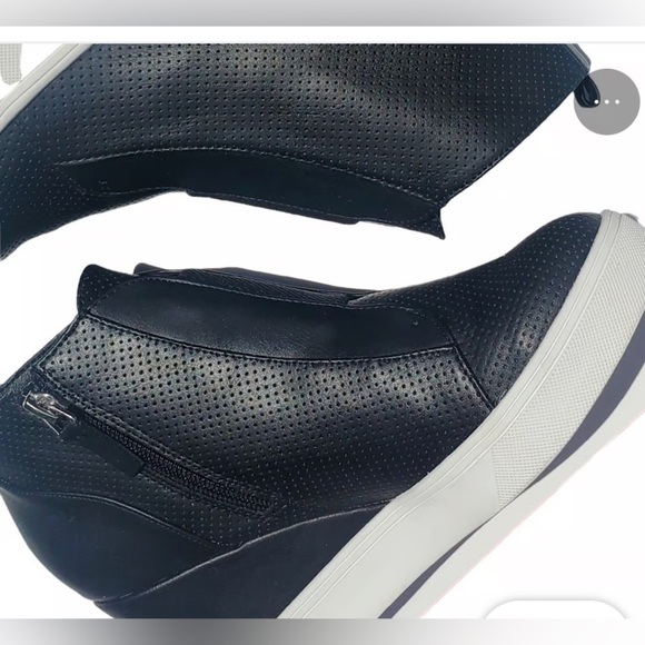 Sneakers for 2024 and beyond! Size 7 women's! - Picture 3 of 10